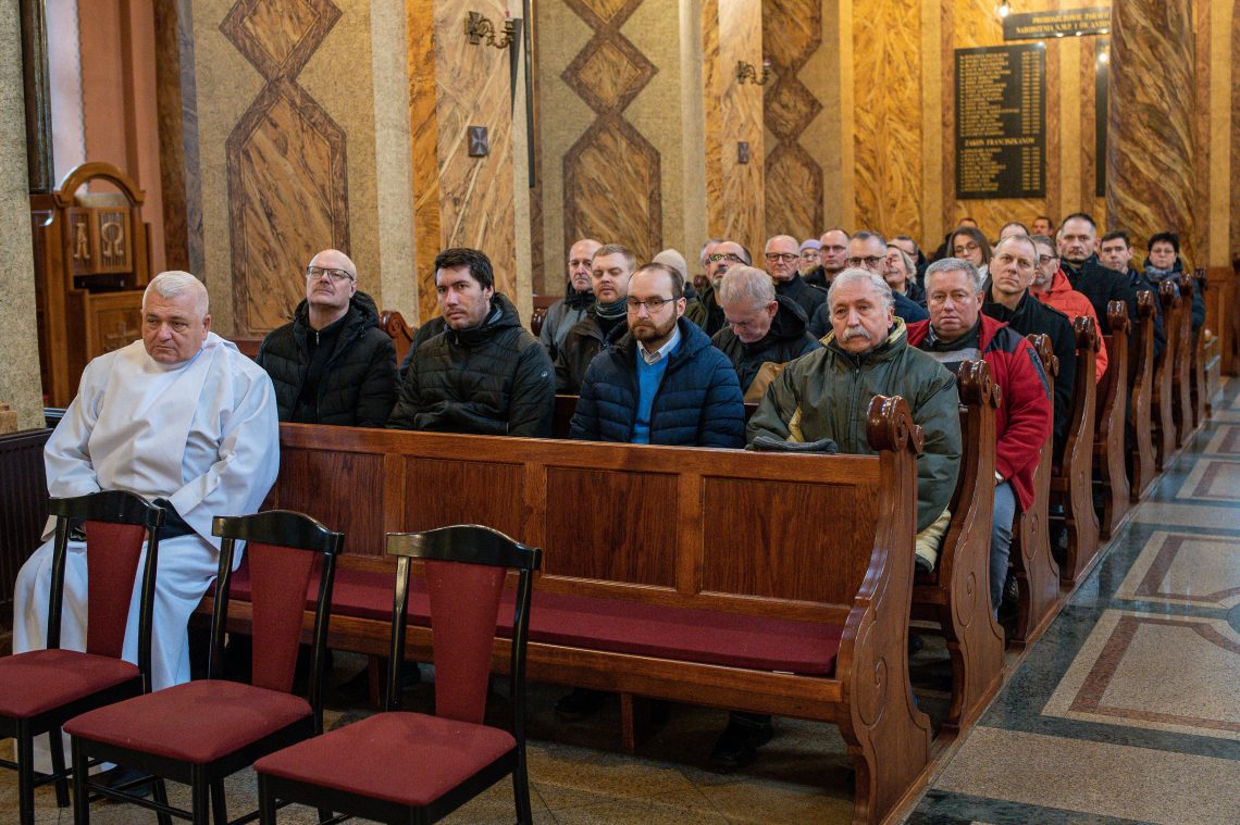 Adwentowe spotkanie szafarzy nadzwyczajnych – pielgrzymka nadziei [Galeria]